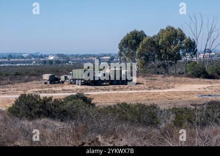 San Diego, Stati Uniti. 22 ottobre 2024. La tecnologia Marine Corps Communications è stata istituita nella zona selvaggia orientale della Marine Corps Air Station Miramar, appena a est della superstrada i-15 per un esercizio di addestramento, il 22 ottobre 2024. (Matthew Bowler/KPBS/SIPA USA) **NESSUNA VENDITA A SAN DIEGO-SAN DIEGO OUT** credito: SIPA USA/Alamy Live News Foto Stock