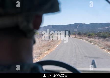 San Diego, Stati Uniti. 22 ottobre 2024. Un Marine guida un Humvee nella natura selvaggia orientale della Marine Corps Air Station Miramar appena a est della superstrada i-15 durante un esercizio di addestramento, il 22 ottobre 2024. (Matthew Bowler/KPBS/SIPA USA) **NESSUNA VENDITA A SAN DIEGO-SAN DIEGO OUT** credito: SIPA USA/Alamy Live News Foto Stock