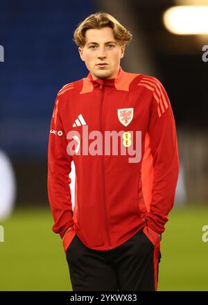 Cardiff, Regno Unito. 19 novembre 2024. Charlie Savage del Galles durante la partita della UEFA Nations League al Cardiff City Stadium di Cardiff. Il credito immagine dovrebbe essere: Darren Staples/Sportimage Credit: Sportimage Ltd/Alamy Live News Foto Stock