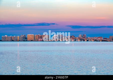 Vista crepuscolare dello skyline di Sarasota in florida, Stati Uniti Foto Stock