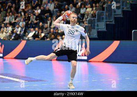 Gummersbach, Germania. 19 novembre 2024. Asbjoern Fridriksson (FH Hafnarfjoerdur, #5) beim 7 metri GER, VfL Gummersbach vs. FH Hafnarfjoerdur, pallamano, EHF Pokal, Gruppenrunde, Spielzeit 2024-2025, 19.11.2024 foto: Eibner-Pressefoto/Juergen Augst credito: dpa/Alamy Live News Foto Stock