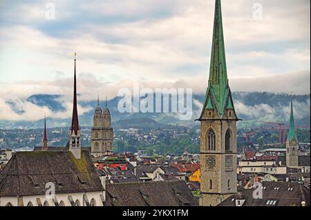 Torri dell'orologio della chiesa nel paesaggio urbano di Zurigo, Svizzera Foto Stock