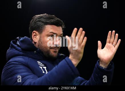 Il manager dell'AFC Wimbledon Johnnie Jackson applaude i tifosi dopo la partita della Sky Bet League Two al Cherry Red Records Stadium di Londra. Data foto: Martedì 19 novembre 2024. Foto Stock