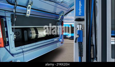 Stazione di servizio idrogeno e autobus con cofano aperto e bombola di idrogeno all'interno. Concetto di mobilità pulita. Foto Stock