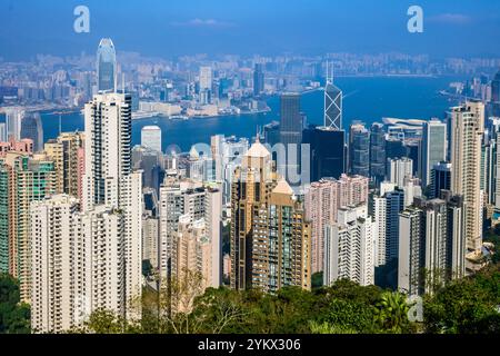 Vista dello skyline di Hong Kong dall'alto sul Victoria Peak Foto Stock