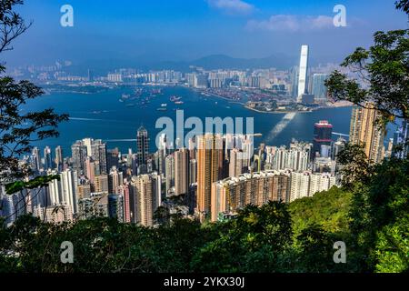 Vista dello skyline di Hong Kong dall'alto sul Victoria Peak Foto Stock