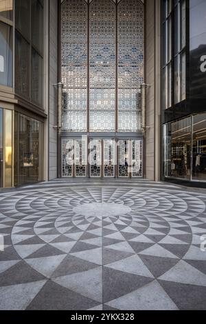 Ingresso moderno dell'edificio con design geometrico Foto Stock