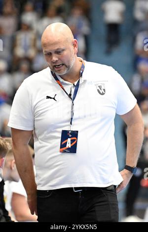 Gummersbach, Germania. 19 novembre 2024. Einar Andri Einarsson (FH Hafnarfjoerdur, allenatore) unzufrieden GER, VfL Gummersbach vs. FH Hafnarfjoerdur, pallamano, EHF Pokal, Gruppenrunde, Spielzeit 2024-2025, 19.11.2024 foto: Eibner-Pressefoto/Juergen Augst credito: dpa/Alamy Live News Foto Stock