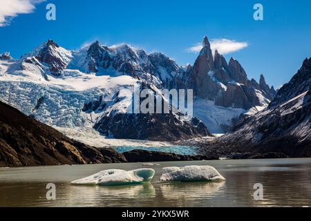 Una vista pittoresca della Laguna Torre nella Patagonia argentina in una giornata di sole. Le acque limpide del lago riflettono la bellezza delle montagne iconiche, mentre scat Foto Stock