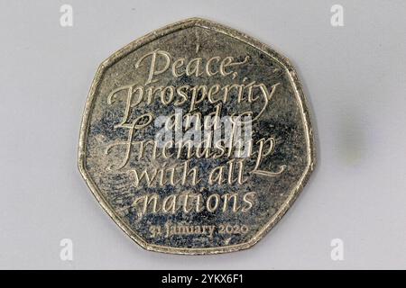 Primo piano di una moneta britannica da 2020 pence da 50 pence con l'iscrizione: "Pace, prosperità e amicizia con tutte le nazioni". La moneta è metallica, grigia Foto Stock