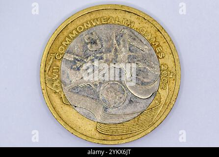 Primo piano di una moneta da due sterline del Regno Unito per commemorare i Giochi del Commonwealth del 2002. La moneta mostra gli atleti stilizzati e l'anno dei Giochi. La moneta mostra la S. Foto Stock