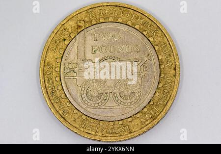 Uno scatto ravvicinato di una moneta britannica da due libbre del 2004, con una raffigurazione del motore a vapore di Richard Trevithick. La moneta è d'oro e d'argento nel col Foto Stock