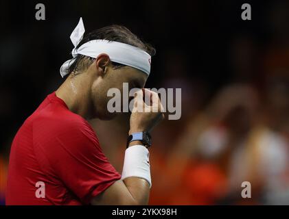 Malaga, Regno Unito. 19 novembre 2024. Rafael Nadal, di Spagna, reagisce ai quarti di finale di Coppa Davis 2024 contro Botic Van De Zandschulp, di Paesi Bassi, al Palacio de Deportes Jose Maria Martin Carpena Arena di Malaga. Crediti: Isabel Infantes/Alamy Live News Foto Stock