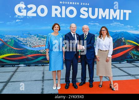 Rio de Janeiro, Brasile. 18 novembre 2024. Il presidente brasiliano Luiz Inacio Lula da Silva, seconda destra, e sua moglie Janja Lula da Silva, destra, danno il benvenuto al cancelliere tedesco Olaf Schotz, seconda sinistra, e a sua moglie Britta Ernst, sinistra, durante la cerimonia di arrivo dei capi di Stato al Vertice del gruppo delle 20 nazioni industrializzate, 18 novembre 2024 a Rio de Janeiro, Brasile. Crediti: Ricardo Stuckert/Palacio do Planalto/Alamy Live News Foto Stock