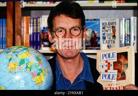 Michael Palin, firma di "Pole to Pole", Londra, Regno Unito Foto Stock