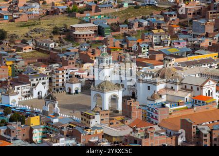 Vista della Cattedrale di Copacabana dal Cerro Calvario, che mostra la sua impressionante architettura Foto Stock