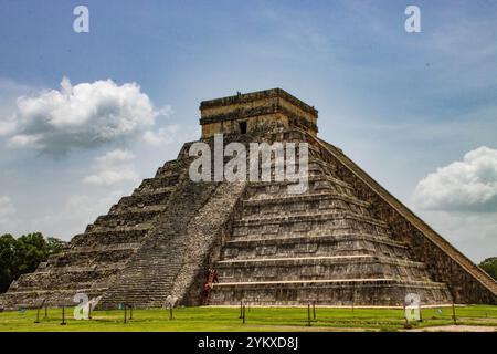 Piramide di El Castillo a Chichén Itzá, patrimonio dell'umanità dell'UNESCO e una delle sette meraviglie del mondo, in Messico Foto Stock