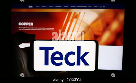 In questa immagine, una persona ha in mano un cellulare con il logo della società mineraria canadese Teck Resources Limited davanti alla pagina Web aziendale. Foto Stock