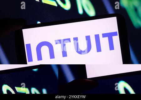 Polonia. 19 novembre 2024. In questa immagine, il logo aziendale Intuit viene visualizzato sullo schermo di uno smartphone. (Credit Image: © Piotr Swat/SOPA Images via ZUMA Press Wire) SOLO PER USO EDITORIALE! Non per USO commerciale! Foto Stock