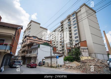 Prishtina Kosovo, giugno 26. 2023: Rovine di fronte all'edificio di appartamenti nella città di Pristina in Kosovo Foto Stock