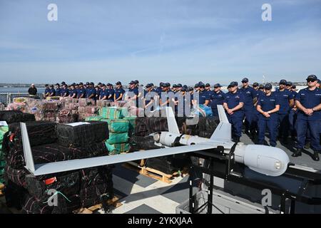 Un equipaggio della Guardia Costiera degli Stati Uniti Cutter Munro (WMSL 755) si trova accanto a file di contrabbando sequestrato a bordo del cutter prima di scaricare il contrabbando mentre ormeggiava a San Diego, 19 novembre 2024. Il trasferimento è il risultato di undici diverse interdizioni o eventi sospetti di traffico di droga al largo delle coste del Messico e dell'America centrale e meridionale da parte della Guardia Costiera Cutters Munro, vigorosa, Hamilton e USS St. Louis a settembre e ottobre Foto della Guardia Costiera di Austin Wiley, sottufficiale di terza classe. Foto Stock