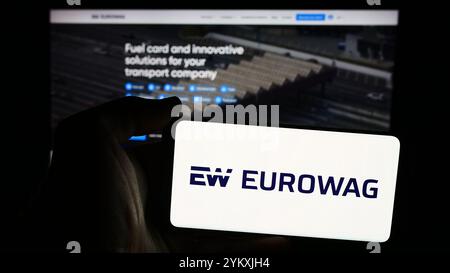 Germania. 15 agosto 2024. In questa immagine, una persona ha in mano un telefono cellulare con il logo della società ceca W.A.G. Payment Solutions a.s. (Eurowag) davanti alla pagina Web. (Foto di Timon Schneider/SOPA Images/Sipa USA) *** esclusivamente per notizie editoriali **** credito: SIPA USA/Alamy Live News Foto Stock