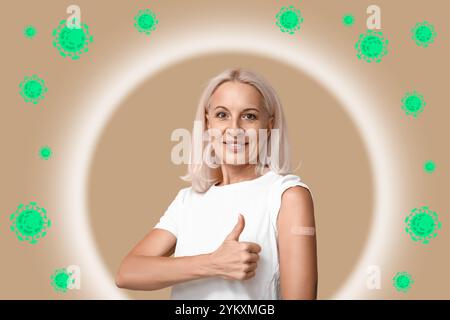 Donna matura dopo la vaccinazione che mostra il pollice su sfondo beige. Concetto di immunizzazione Foto Stock