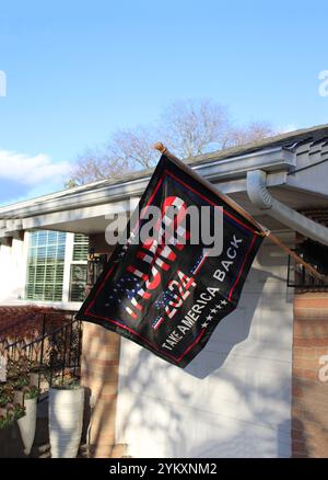 Trump 2024 riporta indietro la bandiera dell'America che sventola davanti a una casa a Skokie, Illinois Foto Stock