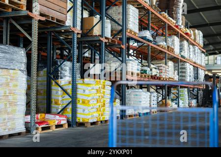 Assortimento di fertilizzanti in sacchetti per la vendita nel negozio agricolo di Barcellona Foto Stock