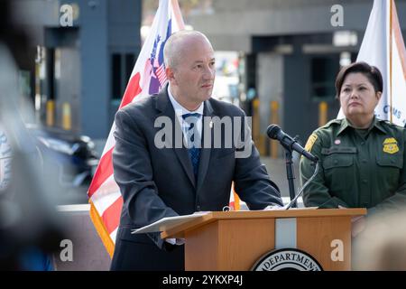 U.S. Customs and Border Protection (CBP) Senior Official Performing the duties of Commissioner Troy A. Miller parla della strategia dell'agenzia per contrastare il fentanyl durante una conferenza stampa presso il porto di entrata di San Ysidro, San Diego, California, 26 ottobre 2023. Foto CBP di Jerry Glaser. Foto Stock