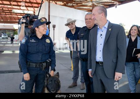 U.S. Customs and Border Protection (CBP) Senior Official Performing the duties of Commissioner Troy A. Miller parla con un ufficiale del CBP durante un tour del porto di entrata di Nogales, Nogales, Ariz., 6 novembre 2023. Foto CBP di Jerry Glaser. Foto Stock