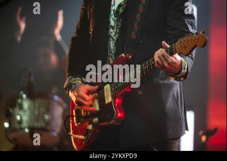 Una chitarra elettrica nelle mani di un chitarrista durante un concerto Foto Stock