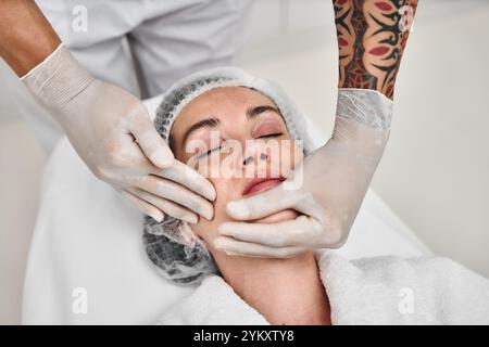 Trattamento viso professionale in un ambiente spa durante il giorno Foto Stock