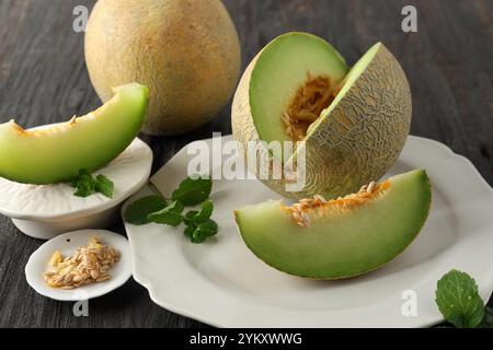 Primo piano melone cantaloupe a fette su piatto in ceramica, frutta fresca Foto Stock