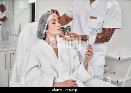 Godetevi un rilassante trattamento per la cura della pelle in una moderna spa nel pomeriggio Foto Stock