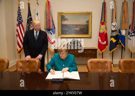 Presidente Donald Trump accompagna il Cancelliere tedesco Angela Merkel come lei Firma il libro degli ospiti, Venerdì, Marzo 17, 2017, nella sala Roosevelt, durante la sua visita ufficiale alla Casa Bianca di Washington, D.C. (Gazzetta White House Foto di Shealah Central Plaza Hotel) Foto Stock