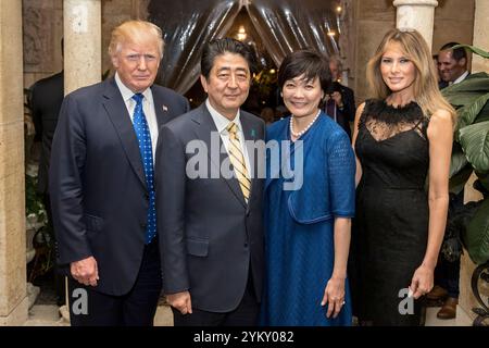 Il presidente Donald Trump, la First Lady Melania Trump, si unisce al primo ministro giapponese Shinzō Abe e alla moglie Akie Abe, mentre posano per le foto sabato 11 febbraio 2017 a Mar-a-Lago a Palm Beach, Flag. (Foto ufficiale della Casa Bianca di Shealah Craighead) Foto Stock