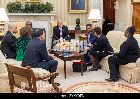 Presidente Donald Trump incontra i membri del comitato nero congressuale all Ufficio Ovale, mercoledì 22 marzo, 2017. (Gazzetta White House foto da Benjamin Applebaum) Foto Stock