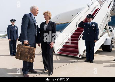 Vice Presidente Mike Pence soddisfa con la Small Business Administration Amministratore Linda McMahon come si preparano a bordo Air Force due alla base comune Andrews, Maryland, lungo il tragitto per l'aeroporto Yeager, Charlestown, West Virginia, Sabato, 25 marzo 2017, per un incontro con i proprietari di piccole imprese. (Gazzetta White House Foto di Myles D. Cullen) Foto Stock