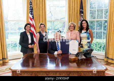 Affiancato da (da sinistra) Seema Verma, Amministratore dei Centers for Medicare and Medicaid Services; Marjorie Dannenfelser, Presidente della Susan B. Anthony List; Rappresentante Diane Black (R-TN 6th District); Penny Nance, CEO e Presidente di Concern Women for America; e il presidente Donald Trump posano per una foto dopo aver firmato il titolo X, "The Congressional Review Act", nell'Oval Office, giovedì 13 aprile 2017. (Foto ufficiale della Casa Bianca di D. Myles Cullen) Foto Stock