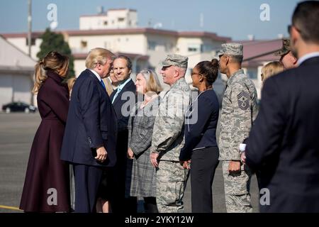 Il presidente Donald J. Trump e la First Lady Mrs. Melania Trump lasciano Hardy Barracks martedì 7 novembre 2017, in viaggio per Seul, Corea del Sud. Questo è il 4° giorno di una gita di 12 giorni in Asia. (Foto ufficiale della Casa Bianca di Shealah Craighead) Foto Stock