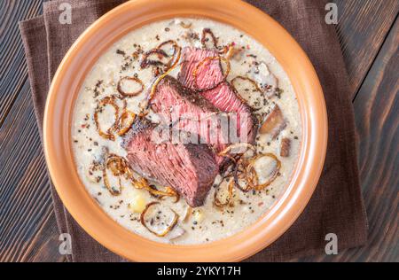 Cremosa zuppa di bistecca di Peppercorn, carne di manzo a fette Foto Stock