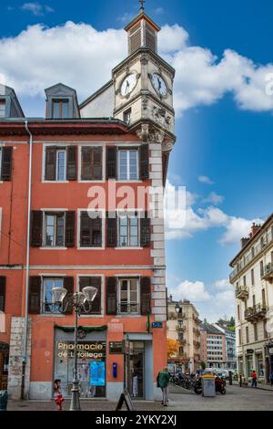 L'Horloge de la Place Saint-Leger. Un punto di riferimento storico a Chambery, una città alpina nel sud-est della Francia e una volta sede del filosofo Rousseau Foto Stock