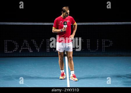 Malaga, Spagna. 20 novembre 2024. MALAGA, SPAGNA - 19 NOVEMBRE: Rafael Nadal del Team Spain parla agli spettatori durante il suo addio dopo che la Spagna è stata messa al bando ai quarti di finale tra Paesi Bassi e Spagna durante le finali di Coppa Davis al Palacio de Deportes Jose Maria Martin Carpena il 19 novembre 2024 a Malaga, Spagna. (Foto di Francisco Macia/Photo Players Images/Magara Press) crediti: Magara Press SL/Alamy Live News Foto Stock