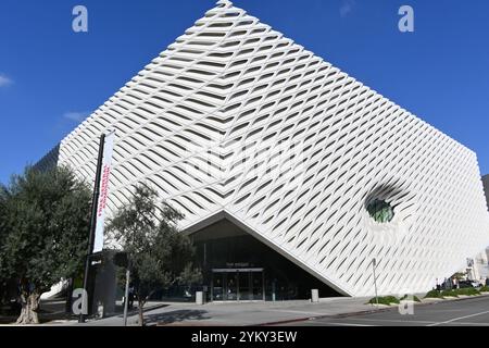 LOS ANGELES, CALIFORNIA - 18 novembre 2024: Il Broad Museum contiene una delle collezioni di arte contemporanea e postbellica più importanti al mondo. Foto Stock