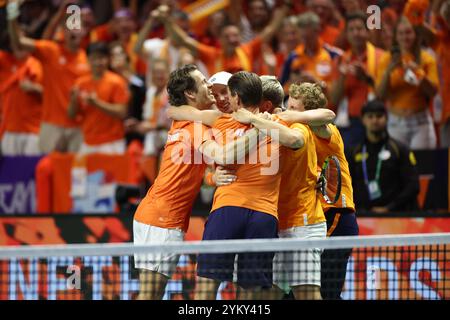 Malaga, Regno Unito. 20 novembre 2024. La squadra olandese festeggia dopo aver eliminato la Spagna durante la finale di Coppa Davis 2024, al Palacio de Deportes Jose Maria Martin Carpena Arena di Malaga. Crediti: Isabel Infantes/Alamy Live News Foto Stock