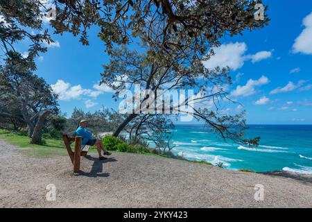Una persona sedeva su una panchina rilassandosi lungo la famosa North Gorge Walk, North Stradbroke Island, Queensland, QLD, Australia Foto Stock