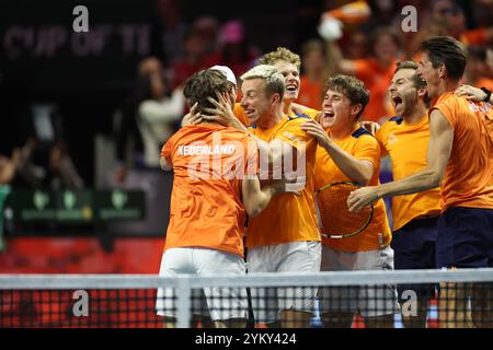 Malaga, Regno Unito. 20 novembre 2024. La squadra olandese festeggia dopo aver eliminato la Spagna durante la finale di Coppa Davis 2024, al Palacio de Deportes Jose Maria Martin Carpena Arena di Malaga. Crediti: Isabel Infantes/Alamy Live News Foto Stock