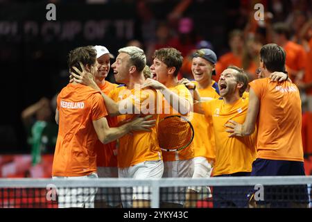 Malaga, Regno Unito. 20 novembre 2024. La squadra olandese festeggia dopo aver eliminato la Spagna durante la finale di Coppa Davis 2024, al Palacio de Deportes Jose Maria Martin Carpena Arena di Malaga. Crediti: Isabel Infantes/Alamy Live News Foto Stock