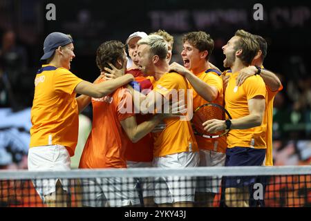 Malaga, Regno Unito. 20 novembre 2024. La squadra olandese festeggia dopo aver eliminato la Spagna durante la finale di Coppa Davis 2024, al Palacio de Deportes Jose Maria Martin Carpena Arena di Malaga. Crediti: Isabel Infantes/Alamy Live News Foto Stock